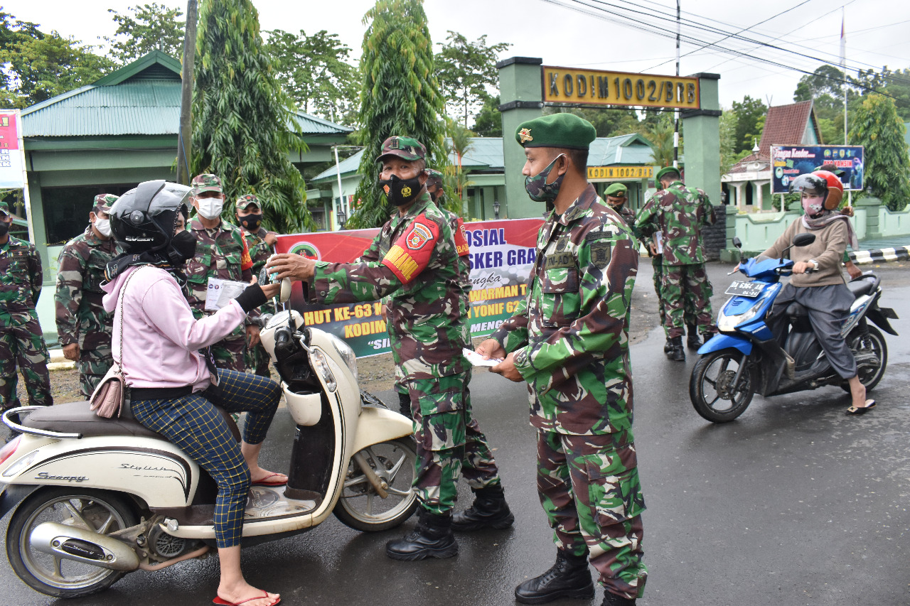 Kodim Hst Dan Yonif Mtg Bagikan Masker Gratis Portalindonews