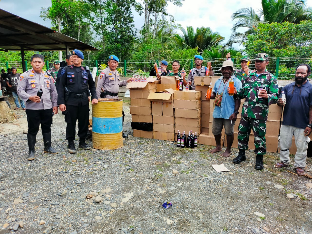 Tni Polri Beserta Masyarakat Musnahkan Botol Miras Di Jalan