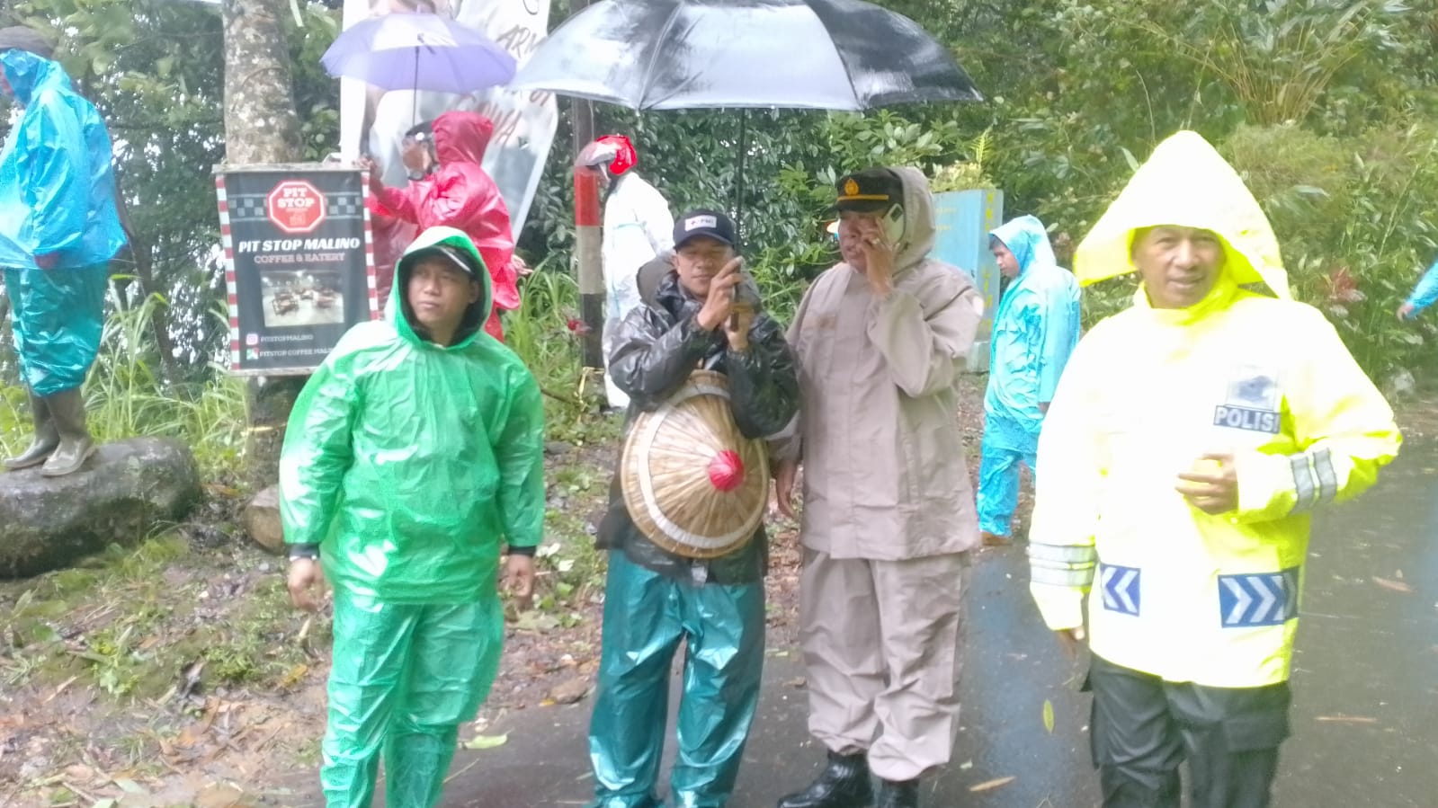 Dampak Tanah Longsor Di Gowa Rumah Dan Kendaraan Rusak Berat Warga