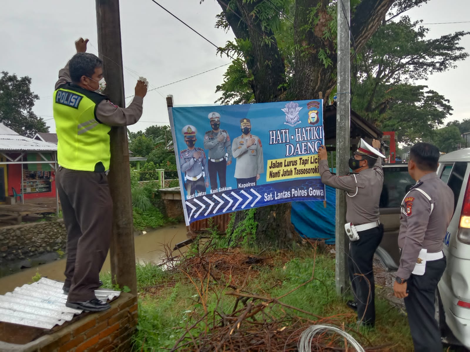 Cegah Lakalantas, Satlantas Polres Gowa Pasang Spanduk Himbauan Di ...