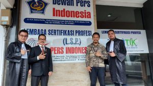 Keterangan Foto : Saksi Hika Transisia, Sekjen JNI berfoto bersama Pemohon Soegiharto Santoso dan kuasa Hukum di kantor Dewan Pers Indonesia Jakarta