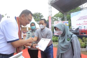 Ketua FKTS di dampingi Walikota Tangerang, saat menerima penghargaan Kota Sehat Swasti Saba Wisata Tingkat Provinsi Banten 